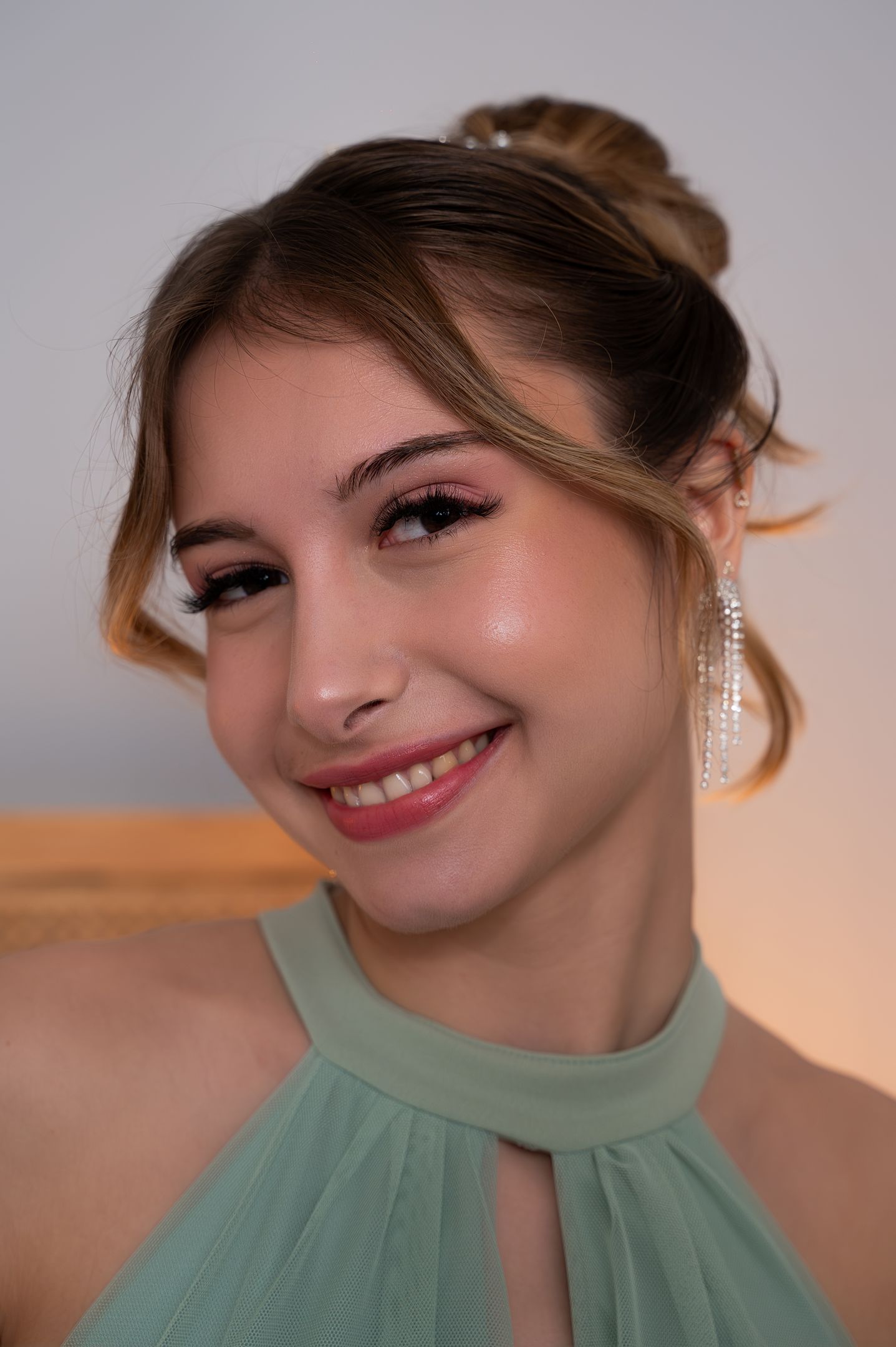 Maquillage lumineux rose coloré mariée et invitée